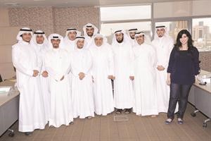عبدالعزيز الجابر يتوسط المتدربين ﻿