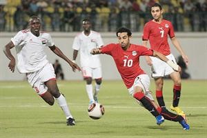 مهاجم الاولمبي المصري محمد صلاح يحاول المرور من مدافع السودان