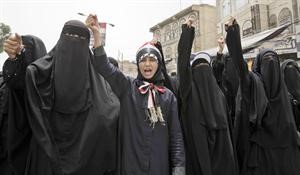 يمنيات يهتفن للمطالبة باسقاط صالح في صنعاء 	اپ﻿