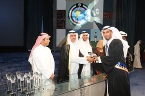 محمد العتيبي يتسلم درع التكريم﻿