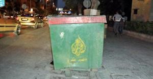 شعار الجزيرة مطبوع على احدى حاويات القمامة في دمشق ﻿
