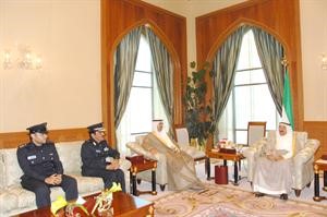 صاحب السمو الامير الشيخ صباح الاحمد خلال لقائه علي الراشد واللواء جاسم المنصوري والنقيب علي حيدر بن حيدر﻿