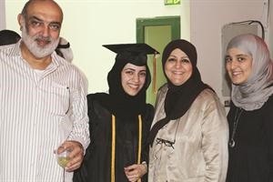 الطالبة نرجس احمد الكاظمي تتوسط عائلتها﻿
