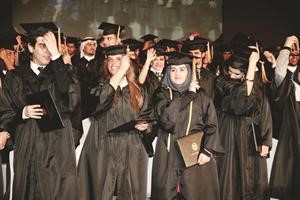 تحويل الطرة المتدلية من قبعات الخريجين من اليمين الى اليسار ايذانا بالتخرج﻿