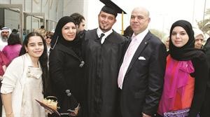 احد الخريجين مع ذويه﻿