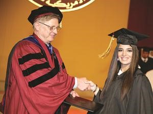 تكريم الخريجة فجر القناعي﻿