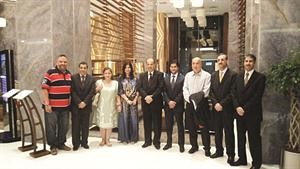 حمد الفلاح ومحمد العوضي وسعد العتيبي في لقطة جماعية مع الوفد الاعلامي خلال تدشين الكويتية رحلاتها الى اسطنبول