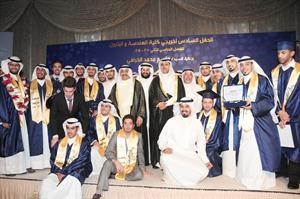 جاسم الخرافي وسالم الاذينة ومحسام الخرافي ودطاهر الصحاف مع بعض الخريجين	 انور الكندري﻿
