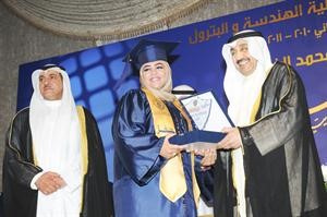 الخرافي مكرما الخريجة منى المويل بحضور الاذينة﻿