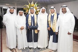 الخريجان ضاري العنزي ومشعل العنزي مع والديهما﻿