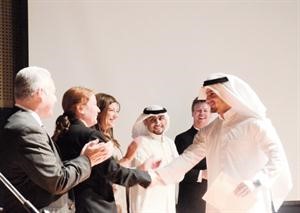 احد الطلبة خلال تسلم الجائزة﻿