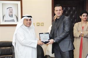 فيصل مقصيد مكرما الزميل احمد عاشور﻿