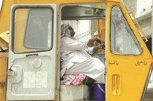 ينظر الى السماء وينتظر الفرج﻿