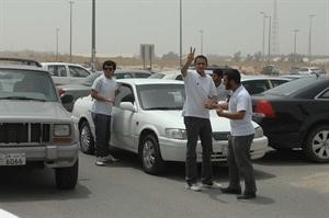 شارة النصر ابتهاجا بسهولة الامتحان
