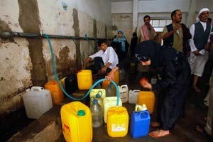 يمنيون يتزاحمون للتزود بالمياه في صنعاء رويترز