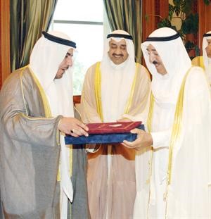 سمو الامير يتسلم من د حسن جوهر مشروع الجواب على الخطاب الاميري بحضور الخرافي﻿