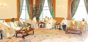 سمو الامير اثناء استقباله جاسم الخرافي واعضاء لجنة مشروع الجواب على الخطاب الاميري ﻿