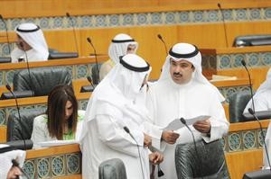 علي الراشد والشيخ دمحمد الصباح اثناء الجلسة﻿