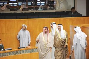 سمو رئيس الوزراء الشيخ ناصر المحمد والشيخ جابر المبارك والشيخ احمد الحمود اثناء دخولهم القاعة﻿