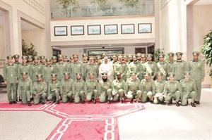 الشيخ مشعل الاحمد والعميد زايد ناصر وعدد من كبار قادة الحرس يتوسطون الضباط الخريجين
