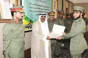 الشيخ مشعل الاحمد مكرما احد الخريجين