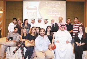 لقطة جماعية لفريق مسلسل البيت السعيد ومعهم الشاعر الشيخ دعيج الخيلفة والزميل نايف الشمري﻿