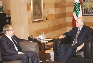 رئيس الحكومة نجيب ميقاتي مستقبلا وزير الخارجية الاستوني يورماس بات في السراي الحكومي امس محمود الطويل