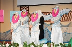 فتيات المراقبة في عرض تمثيلي