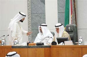 عبدالله الرومي مترئسا الجلسة وبجانبه الشيخ دمحمد الصباح يستمع لخالد العدوة﻿