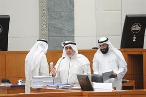 عدنان عبدالصمد ودعلي العمير على منصة المقرر اثناء مناقشة الميزانيات﻿