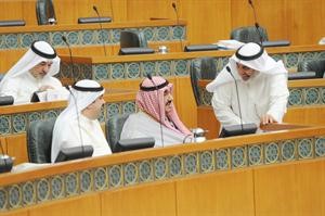سمو رئيس الوزراء الشيخ ناصر المحمد يستمع لحديث دمحمد البصيري بحضور علي الراشد﻿