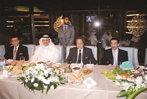 الحميضي وعبدالنور خلال حفل العشاء﻿