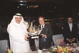 صالح الحميضي مكرما وزير السياحة المصري بحضور السفير طاهر فرحات﻿