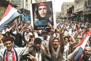 معارضون للرئيس اليمني علي عبدالله صالح يرفعون صورة تشي غيفارا خلال تظاهراتهم امس 	رويترز﻿