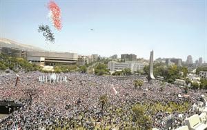 مسيرة مؤيدة للرئيس السوري بشار الاسد في ساحة الامويين في دمشق امس	 اپ﻿