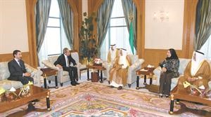 صاحب السمو الامير الشيخ صباح الاحمد مستقبلا وزير السياحة المصري بحضور داماني بورسلي والسفير طاهر فرحات والشيخ علي الجراح﻿