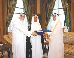 صاحب السمو الامير الشيخ صباح الاحمد لدى استقباله د الخرافي وعبدالعزيز الشايع حيث اهديا لسموه كتاب اللجنة الكويتية لجميع التبرعات