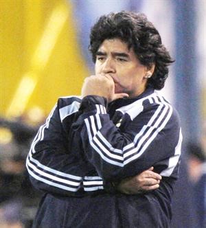 مارادونا: نيمار «وقح» مثل بيليه.. وميسي «استثنائي»