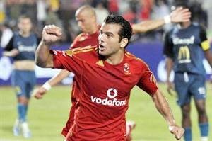 مهاجم الاهلي عماد متعب يحتفل بتسجيله هدف الفوز على انبي
