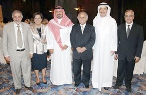 الشيخ دمحمد الصباح ودهلال الساير ودعبداللطيف البدر ودعبدالرزاق النفيسي مع دموضي الحمود﻿