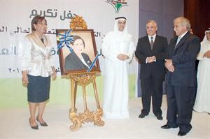 هدية تذكارية الى دموضي الحمود﻿