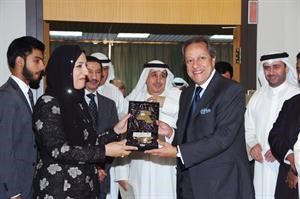 د اماني بورسلي تقدم درعا تذكارية للوزير المصري قاسم باشا
