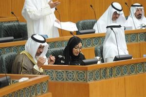 الشيخ جابر المبارك وداماني بورسلي خلال الجلسة
