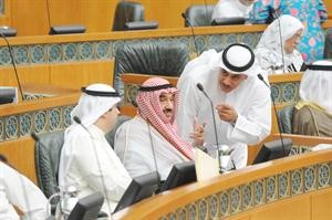 سمو رئيس الوزراء الشيخ ناصر المحمد وعلي الراشد يستمعان لحديث سالم الاذينة
