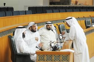 شعيب المويزري ومبارك الوعلان وفلاح الصواغ ودجمعان الحربش خلال جلسة امس
