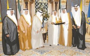 صاحب السمو الامير الشيخ صباح الاحمد يتسلم هدية تذكارية من رئيس مجلس ادارة ومديري الشركة الكويتية للاستثمار
