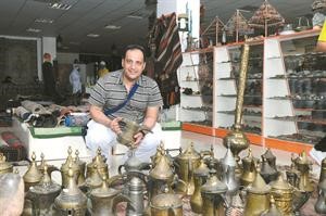 الزميل موسى ابوطفرة يعاين المشغولات التراثية