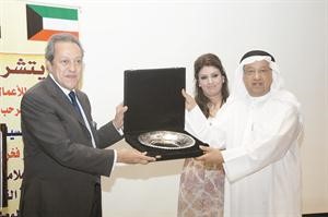 يوسف العميري مكرما وزير السياحة المصري منير فخري﻿
