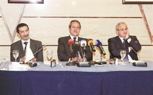 عبدالنور مترئسا المؤتمر الصحافي وبجانبه السفير طاهر فرحات﻿