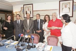 لقطة جماعية لعدد من الفنانين المشاركين في الحملة يتوسطهم الوزير المصري﻿
